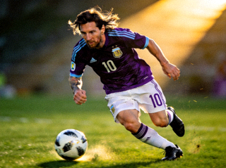 阿根廷球星梅西在比赛中带球的特写照片