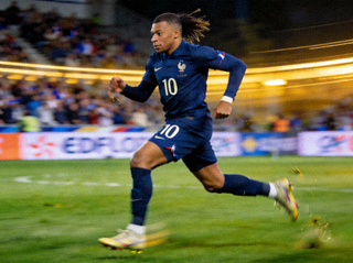 法国球星姆巴佩在比赛中奔跑的英姿