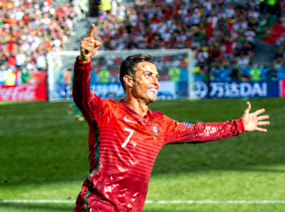 葡萄牙球星C罗庆祝进球的经典照片