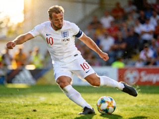 英格兰队长哈里·凯恩在比赛中射门的瞬间